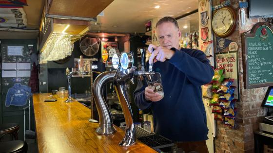 Leder i Bohemen sportsbar st&aring;r ved tappekranen i baren  
