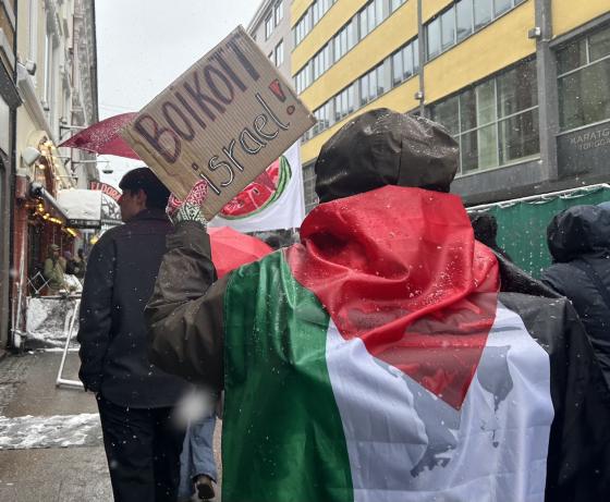 Baksiden av et demonstrasjonstog en parole som det st&aring;r, boikott Israel p&aring;