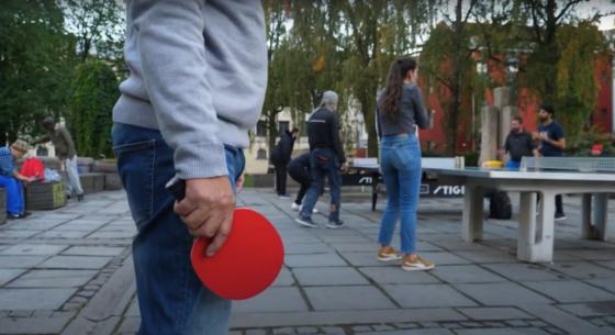Mann med olabukse, som holder r&oslash;d bordtennisracket.