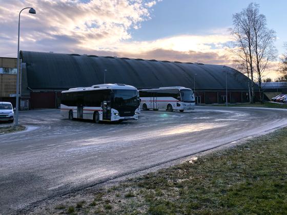 Bussene venter p&aring; &aring; kj&oslash;re studenter. Foto: Mari Roland. 