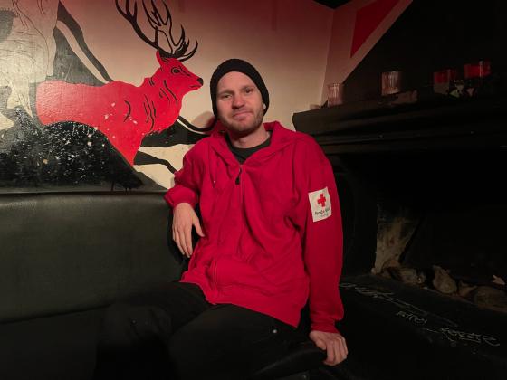 Daniel Rove i R&oslash;de Kors genser