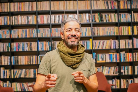 Komiker Yousef Hadoui p&aring; litteraturhuset.
