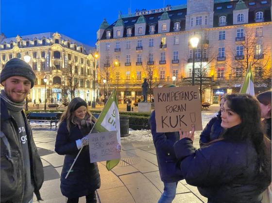 Seks demonstranter med skilt og flagg fra Gr&oslash;nn Ungdom p&aring; Eidsvolls plass 