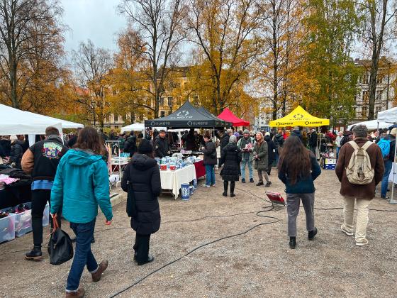Folkemengde p&aring; Birkelunden Marked, masse boder omkring