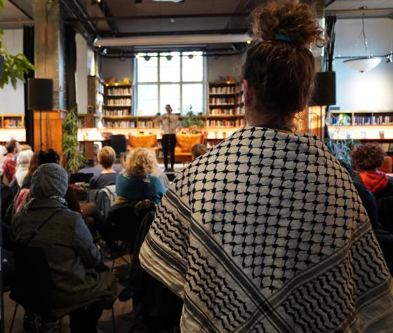 Lesing av palestinske dikt av bibliotekarer i oppr&oslash;r. Foto: Kiana Hassani