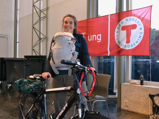 Maria Gjerstad Maseng st&aring;r med sykkelen sin.