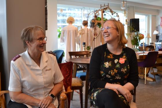 Laila Granseth og Heidi J&oslash;rgensen p&aring; Frelsesarmeen. 