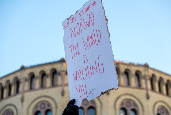 Skilt om gruvedrift p&aring; havbunnen foran stortinget