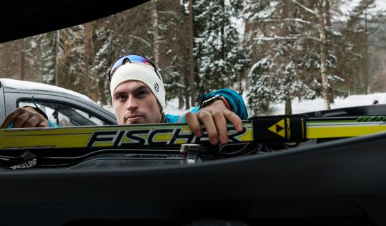 J&oslash;rgen Holsten (34) pakker skiene sine i skiboksen p&aring; taket av bilen sin etter &aring;rets f&oslash;rste skitur i Nordmarka