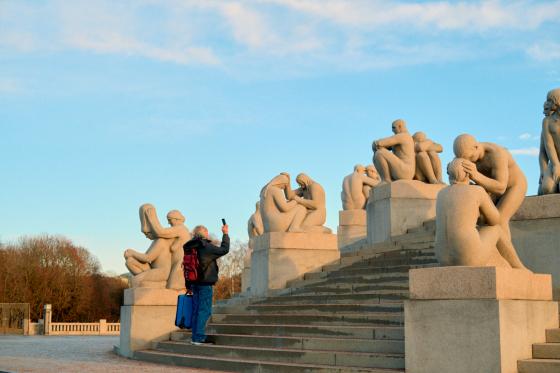 Bilde av en mann som ser p&aring; skulpturene i Vigelandsparken