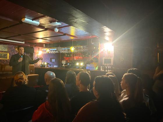Komiker Espen Abrahamsen som st&aring;r p&aring; scenen og gj&oslash;r stand-up. 
