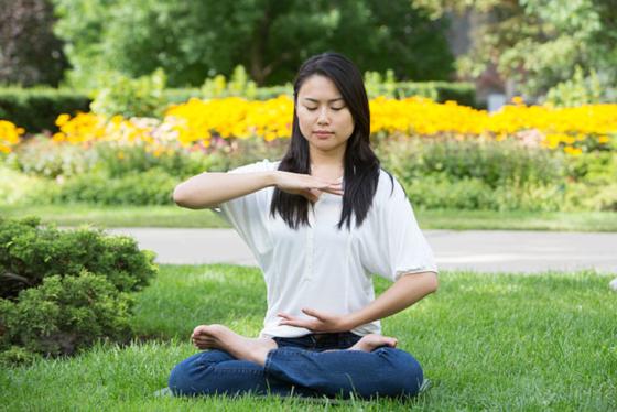 Ei kvinne utf&oslash;rer ei meditasjons&oslash;ving.
