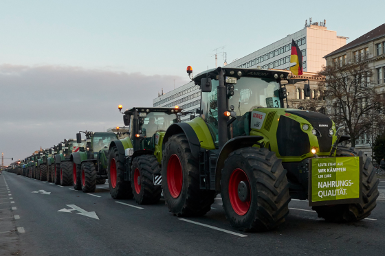 Traktorer p&aring; lang rekke i Berlin