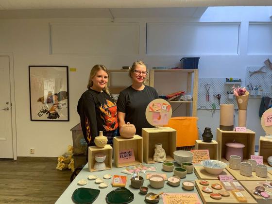 Sophia Johansson og Anne Jahr st&aring;r bak en stand p&aring; Flokemarked