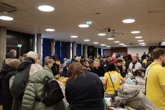 Folkemengde i storsalen p&aring; Rustad skole