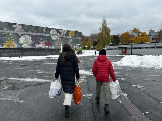 Sirin og Kerim, elever p&aring; Trosterud skole, i Oslo, p&aring; vei til &aring; pante flasker. Foto: Rumeysa Sariyar
