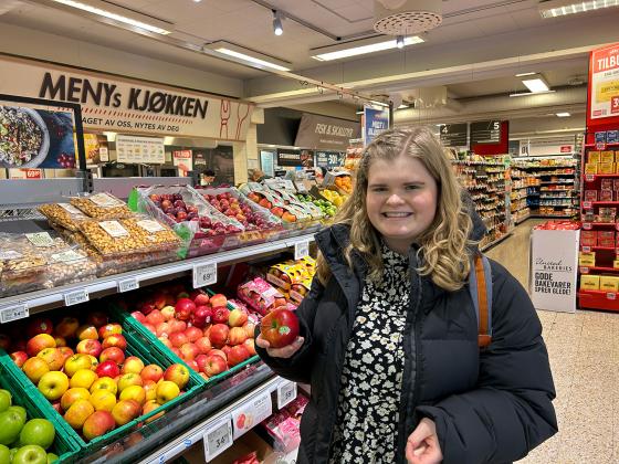 Dordi Lerum p&aring; butikken.
