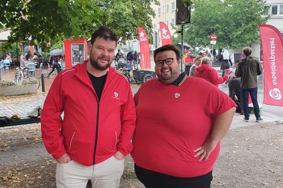 jorgen foss og frederik mellem ved sagene kirke smiler til kamera i d&oslash;r Ap-skjorte. 
