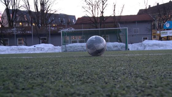 En ball ligger p&aring; fotballbanen.