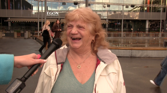Eldre dame smiler til reporteren da hun skulle svare p&aring; et sp&oslash;rsm&aring;l. 