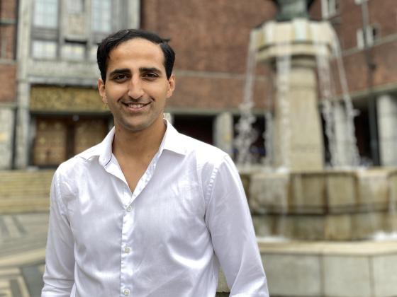 H&oslash;yrepolitiker Hassan Nawas foran R&aring;dhuset