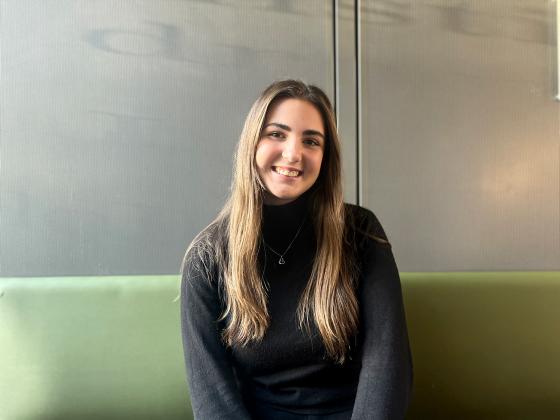 Helena Mourlas, l&aelig;rerstudent ved OsloMet, sitter tilbakelent i en sofa og smiler