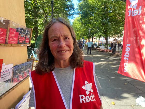 Kvinne med vest fra det politiske partiet R&oslash;dt