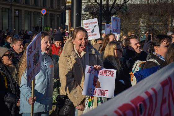 Maria Cappelen Grimsg&aring;rd og Elise Grimsg&aring;rd p&aring; helsedemonstrasjon foran Stortinget.