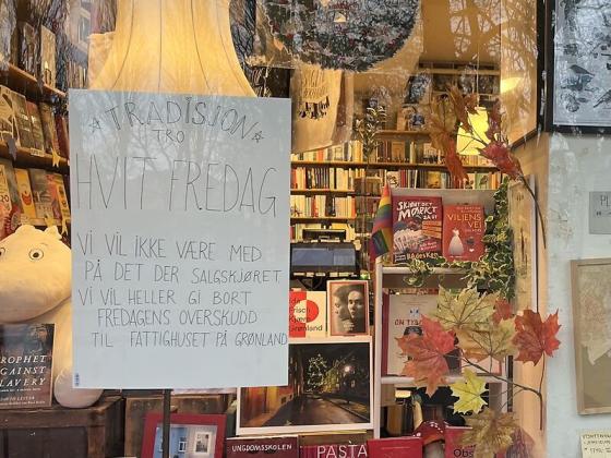 Vindusutstillingen til Sagene Bokhandel er i prydet med en plakat som annonserer "Hvit Fredag" - et alternativ til Black Friday der alt overskuddet denne dagen g&aring;r til fattighuset p&aring; Gr&oslash;nland. 