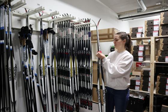 Martina fra Athletica Kringsj&aring; forteller at skiutleie er et popul&aelig;rt tilbud