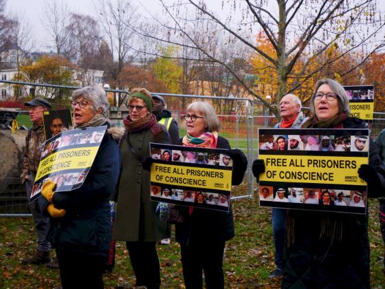 Demonstranter som roper p&aring; Amnesty-demonstrasjon