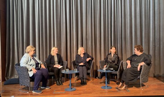 Erna Solberg, Aina Stenersen, Kristin Clemet, Solveig Schytz og Olaug Bollestad sitter p&aring; en scene.