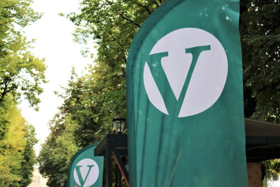 Venstres banner ved valgboden deres p&aring; Karl Johan.