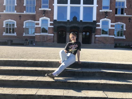 Musiker Johanne Lid sitter fremfor hovedbygget p&aring; NBMU i &Aring;s
