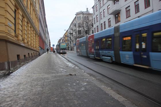 Trikkene m&oslash;ter hverandre ved trikkestoppet Stensgata. 