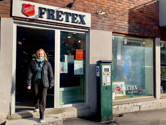 Jente g&aring;r ut av bruktbutikken Fretex