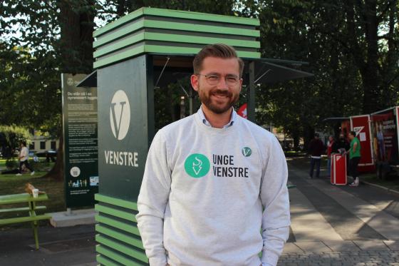 Sveinung Rotevatn st&aring;r p&aring; Venstres stand ved Olaf Ryes plass.