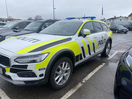 Politibil p&aring; parkeringsplass