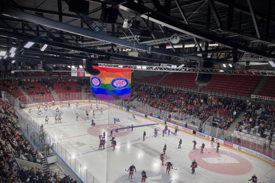 Bildet viser ishockeyhallen Jordal Amfi med spillere fra V&aring;lerenga og Lillehammer p&aring; banen.