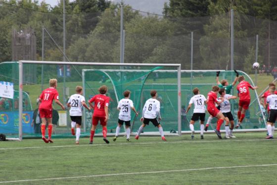 R&oslash;a G16 spiller fotball