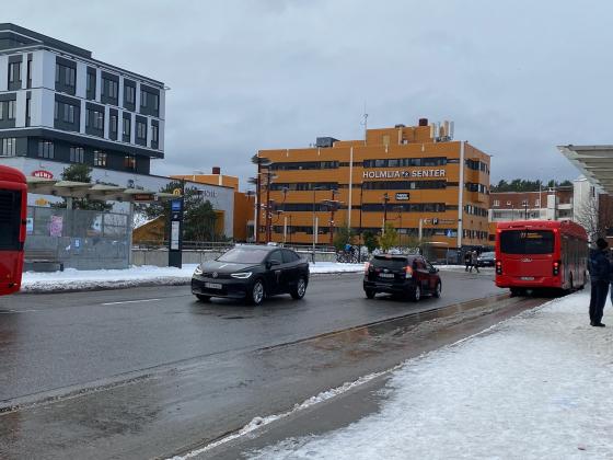 Her kj&oslash;rer det b&aring;de biler og busser forbi Holmlia stasjon den f&oslash;rste sn&oslash;dagen i h&oslash;st