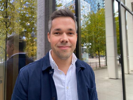 Niklas Johansson st&aring;r utenfor Maaemo i Bj&oslash;rvika 