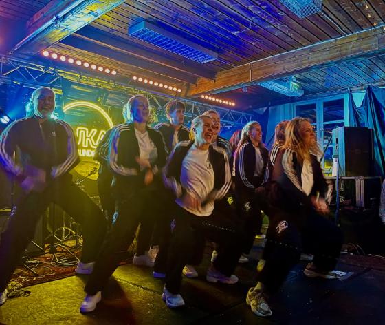 Dansegruppe som danser p&aring; en scene
