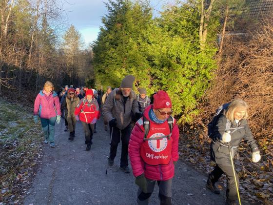 Aktiv i 100 turgruppe g&aring;r opp en bratt bakke 