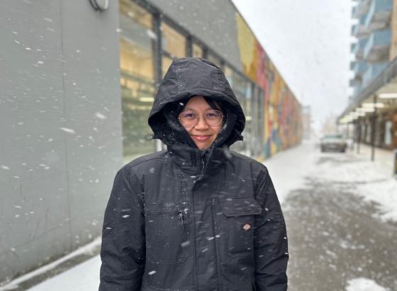 Cecilie Reyes har p&aring; tjukk vinterjakke ute i sn&oslash;v&aelig;ret. 