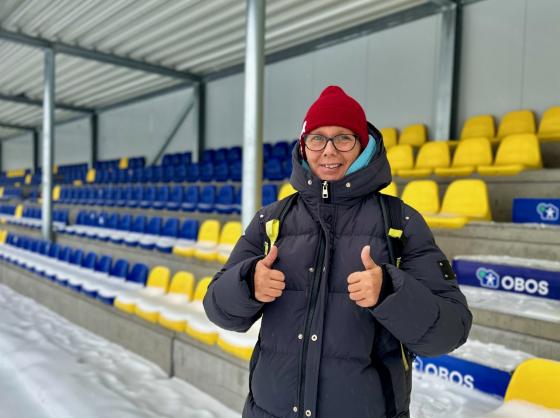 Kari-Anne Nordstr&oslash;m foran tribunen p&aring; Groruds fotballbane