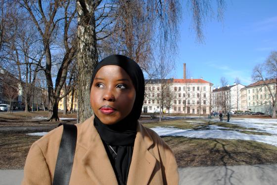 N&aelig;rbilde av Iqra-Bisharo Ahmed i Sofienbergparken