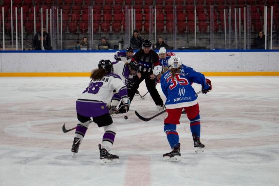 To ishockeyspillere fra hvert sitt lag, m&oslash;tes til duell p&aring; isen. 