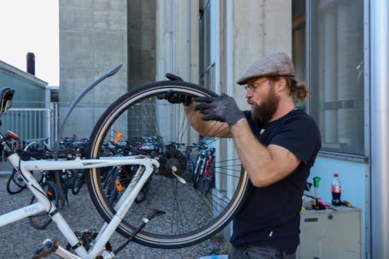 Ivar &Ouml;rn Sverrisson, en islending med skjegg, fikser p&aring; en sykkel.