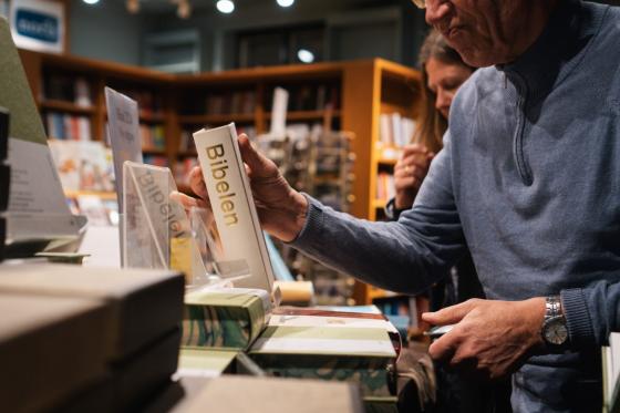 Bibel2024 i bokhyllene p&aring; Litteraturhuset